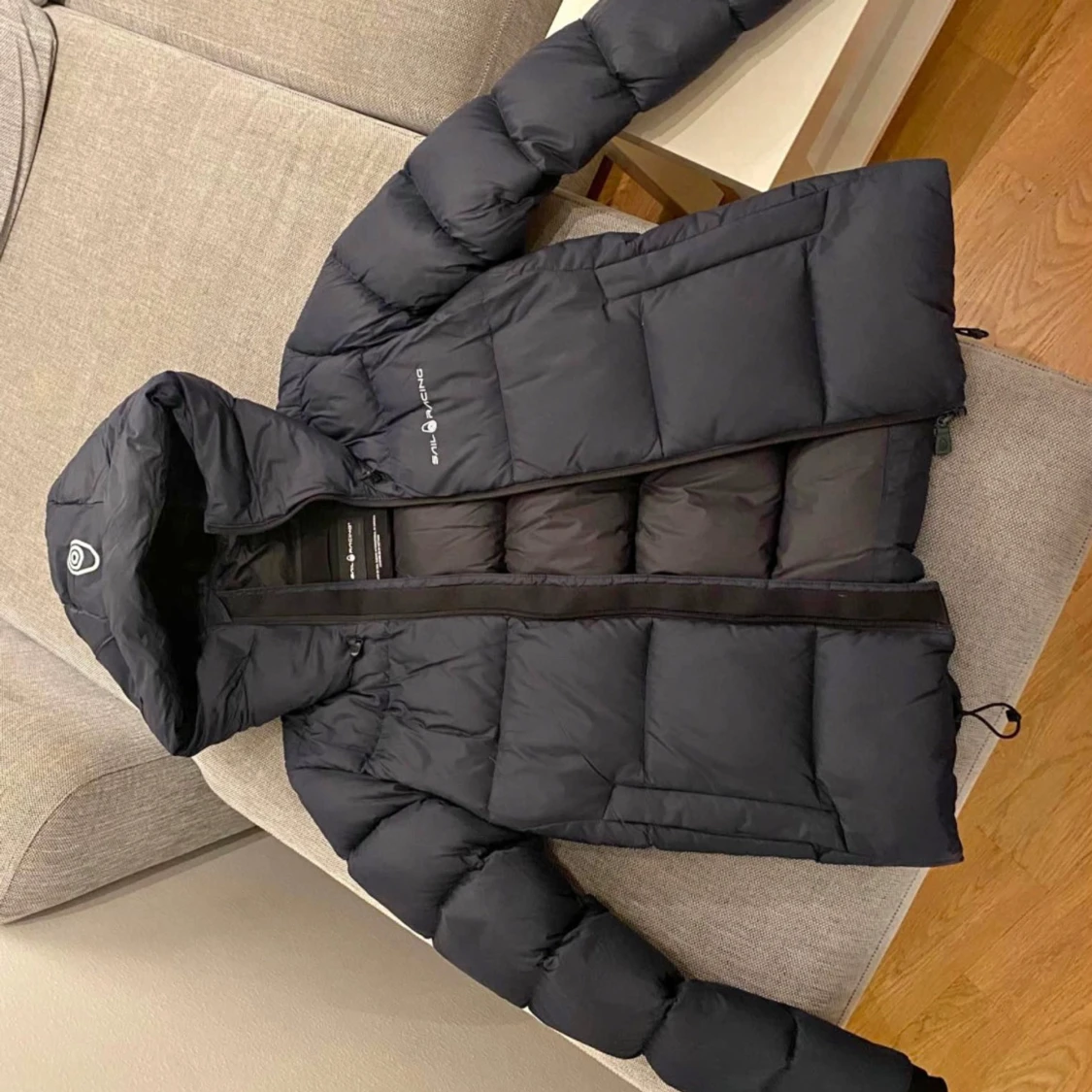 Svart dunjacka med huva - 90