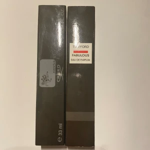 Parfym Creed Aventus och Tom Ford Fabulous - Säljer två exklusiva parfymer: Creed Aventus och Tom Ford Fabulous. Creed Aventus kommer i en elegant grå förpackning med en 33 ml flaska. Tom Ford Fabulous har en stilren design med en 33 ml flaska. Perfekta för den som vill ha en lyxig doftupplevelse. 99kr st. 