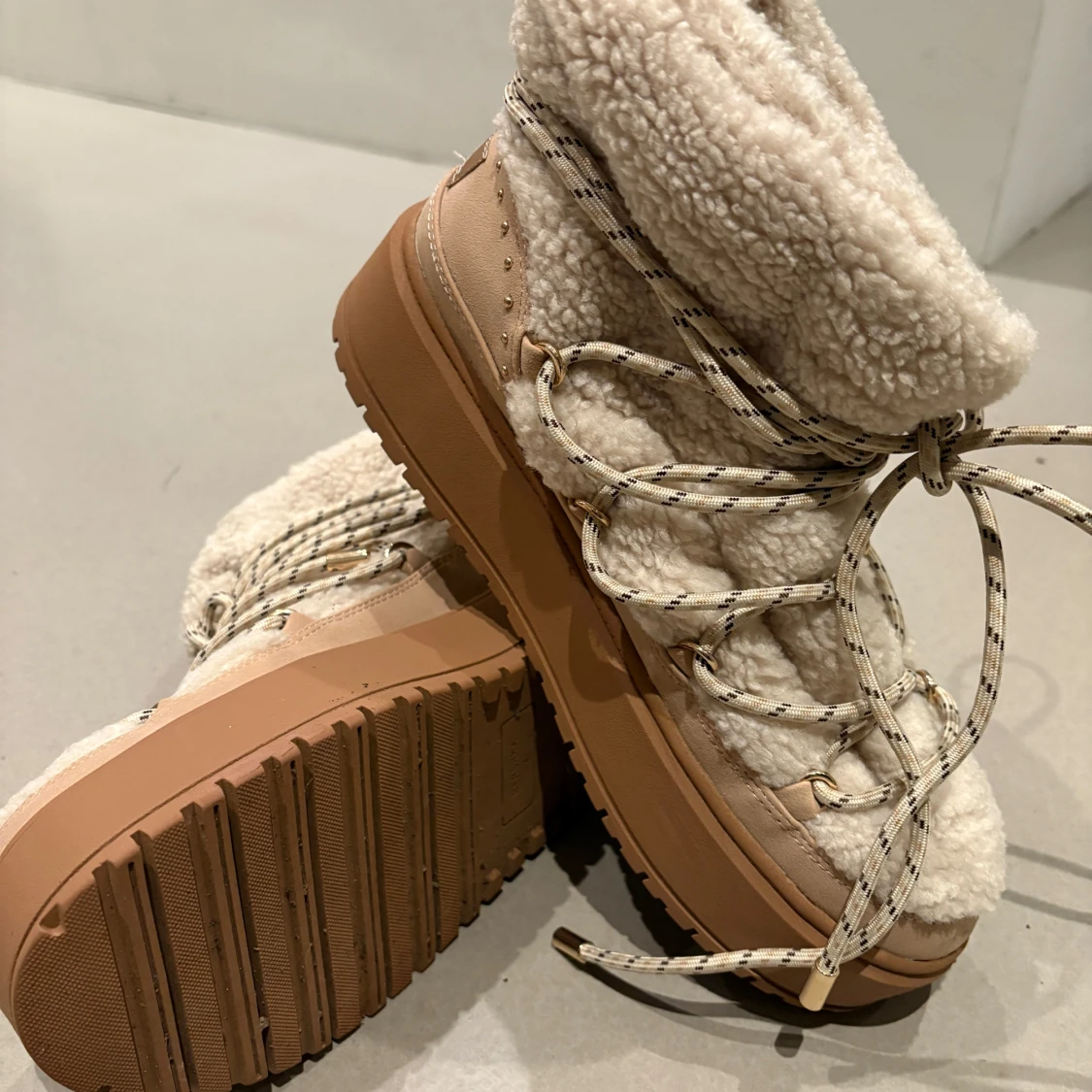 Bershka beige vinterboots med snörning
