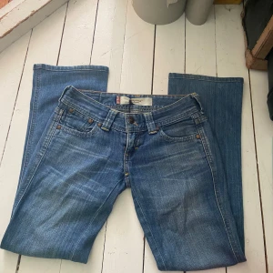 Levis Lågmidjade bootcut jeans  - Jätte snygga low waist bootcut jeans från Levis, tyvärr för små för mig💕