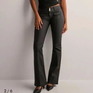 Svarta bootcut byxor - Snygga svarta bootcut byxor med låg midja från Nelly hel nya med prislapp, köptes för 699kr pris kan diskuteras så skicka gärna prisförslag 