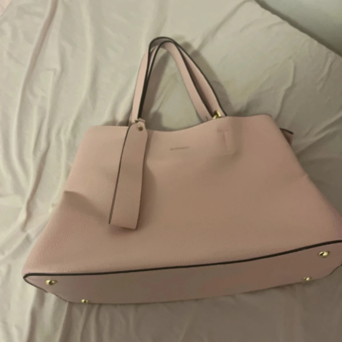 Rosa handväska med pärldetaljer - 91