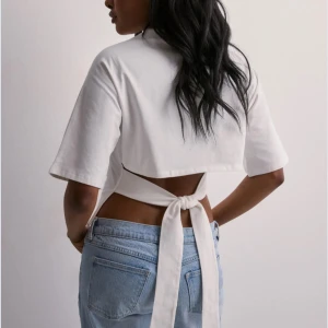 Vit T-shirt med knyte - Skit snygg T-shirt från Nelly i storlek S, dm för fler bilder 