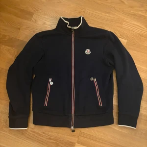 Moncler maglia cardigan  - Moncler cardigan mörkblå i bra skick. Ny pris runt 7000kr. Självklart 100 procent äkta!