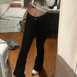 Jeans - Snygga svarta byxor med hög midja och bootcut-stil från Gina Tricot storlek 32, inga skador, finns inga bakfickor 