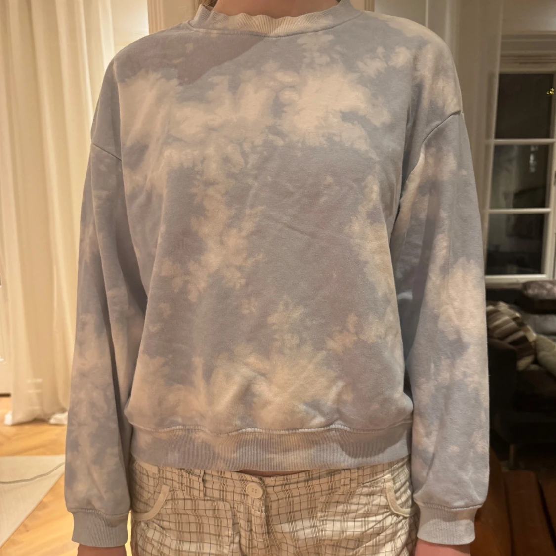 Blå och vit sweatshirt