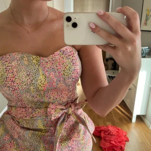 Topp/klänning - Så söt klänning som man även kan ha som topo med knytband i midjan för en snygg passform