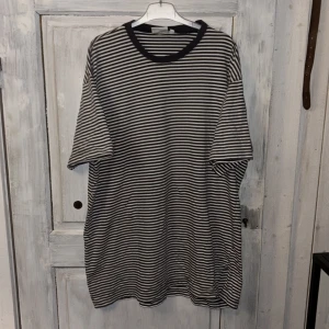 Randig t-shirt - Säljer en randig t-shirt som är lång nertill.