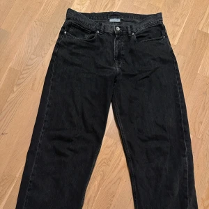 Svarta jeans från Vailent - Snygga svarta jeansbyxor från Vailent i storlek L. Klassisk femficksdesign med knapp och dragkedja framtill. Baggy look