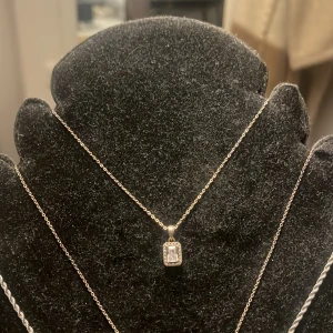 Silverhalsband med diamant // diamentowy naszyjnik - Ett jätte fin diamant halsband som är helt oanvänd. Kedjan är väldigt tunn vilket gör det enkelt samt skönt att bära varje dag. Säljer då den inte kommit till användning. 