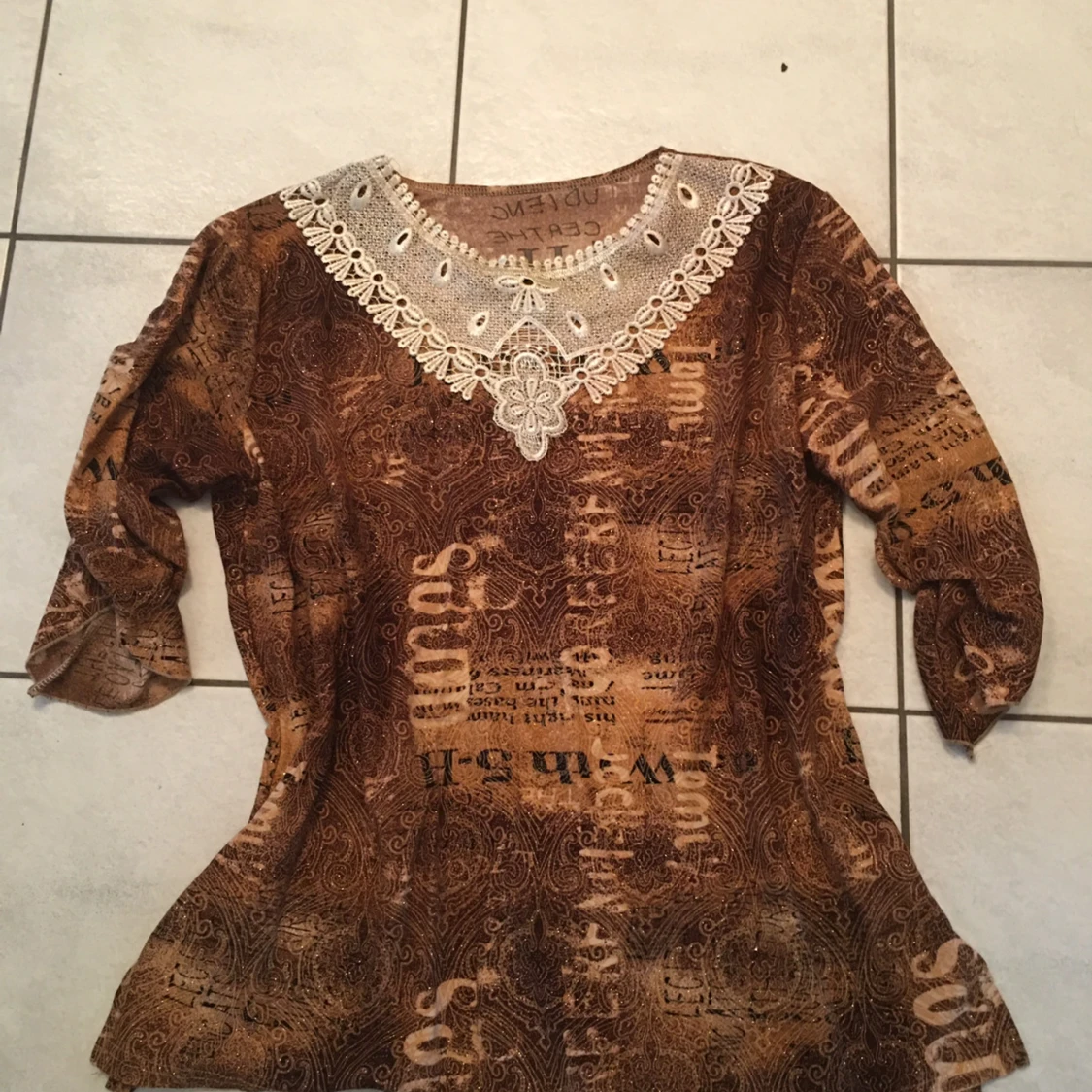 Brun mönstrad blus med spetsdetaljer