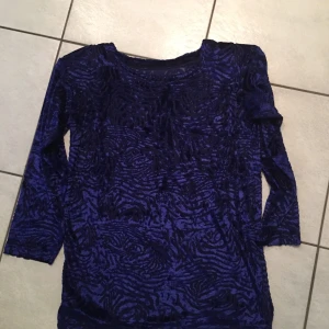 Mörkblå tröja med zebramönster - Snygg mörkblå tröja med zebramönster. Tröjan har trekvartsärm och är perfekt för en trendig look. Materialet ger en skön känsla och passar bra till både jeans och kjol.