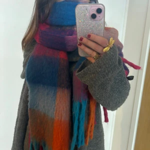 Fluffig halsduk - Fluffig färgglad rutig halsduk ! jag är 168 och det är mina bilder, köp via köp nu direkt eller Swish, kvar tills markerad som såld ❤️