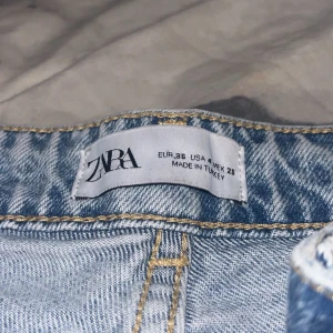 Blå jeans från Zara - Säljer ett par blå jeans från Zara. De har en hög midja, aldrig använt då dem är för stora för mig