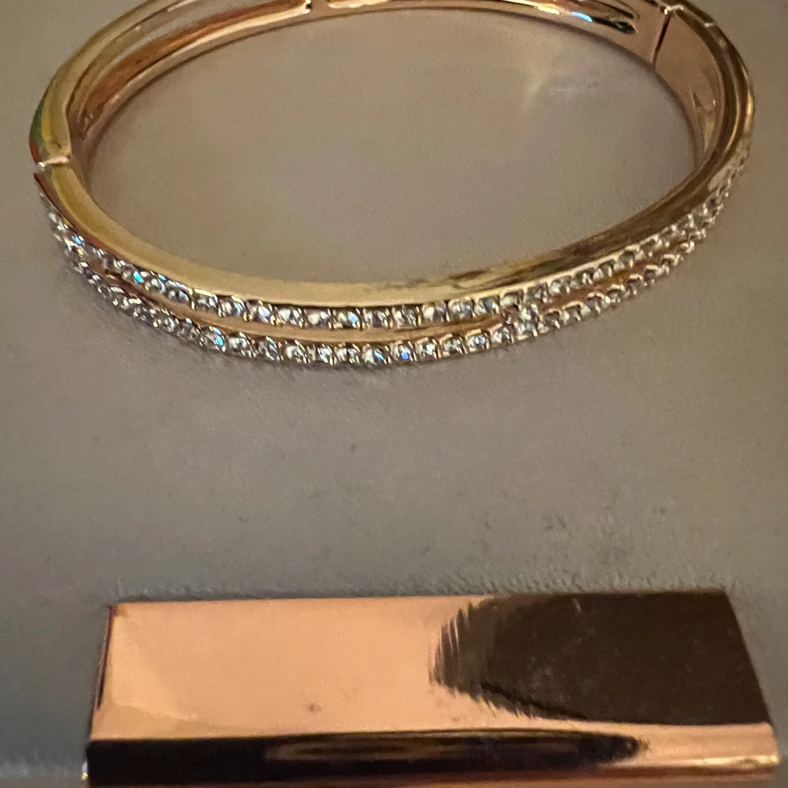 Guld färgat armband med glittriga detaljer Guldfynd 