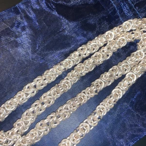 Kungslänk i 925 silver  - Säljer denna begagnade kedja i 925 silver. Den är handgjord efter specialbeställning. Väger 102g och är 53,5cm lång och är 8mm bred.