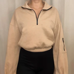 Tröja - Från PLT. Croppad modell. Oanvänd!