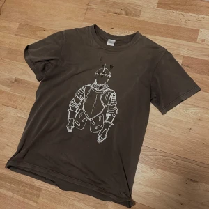 SS01 Number (N)ine t-shirt - Number (n)ine t-shirt från Spring summer 2001 ”Time migration”. Bra skick för åldern, ingen fade på taggen, ovanligare pga storleken. 9/10 skick. **Du måste skriva i dms först om du är intresserad att köpa**