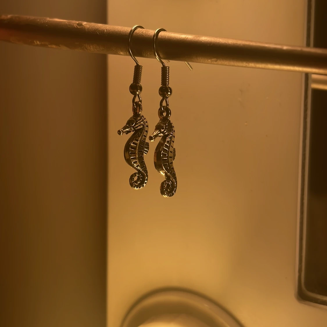 Silverfärgade sjöhästörhängen - 91