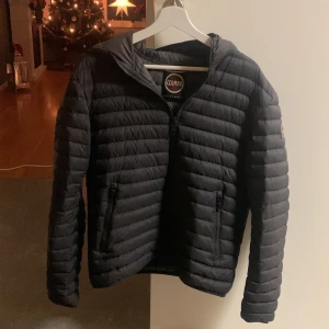 Svart quiltad jacka från Colmar - Snygg svart jacka i storlek 50 i bra skick inga skavanker hör av dig vid minsta fråga 