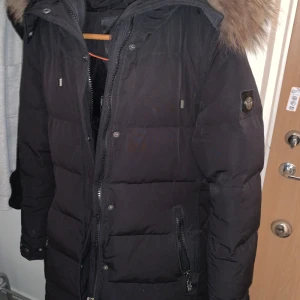 Hollies subway jacka  - Vinterjacka köpt för 1 årsen, använd 1 vinter, mycket fint skick, storlek 36, ordinarie pris 5299kr jag köpte den för 3668kr på johnells, säljer den för 2000kr kan gå ner i pris vid snabb affär. Kvitto medföljer, finns att hämta i Höganäs, kan även skicka den för extra fraktkostnad