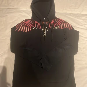 Marcelo Burlon Hoodie - |Marcelo Burlon Hoodie | NYSKICK INGA DEFEKTER | Röd falk med svart hoodie | Fraktar spårbart via PostNord eller Instabox på Köparens bekostnad | Frågor eller funderingar så hör av dig! | Mvh JacobsCloset