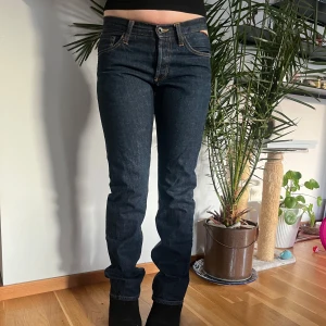 Mörkblå jeans - Snygga mörkblå jeans med en straight passform som är midwaist. Strl 31/34 midjemått 39 cm grenmått 22 cm innerbenslängd 76 cm