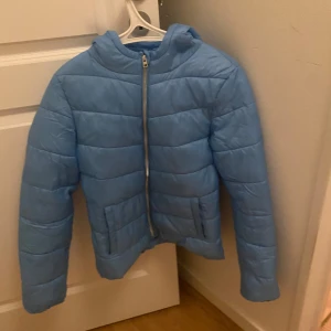 Ljusblå pufferjacka från ONLY - Säljer en ljusblå pufferjacka från ONLY i storlek 164 . bra för vår och höstväder väldigt fin men tyvär för liten 💕
