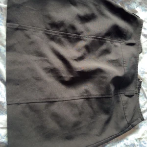 Svart kjol från Hennes Collection - Snygg svart kjol från Hennes Collection i storlek 34. Kjolen har en dragkedja