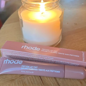 Rhode lipgloss "toast"! - Lipgloss från Rhode i nyansen "Toast". Nytt och oanvänt. 10 ml. 
