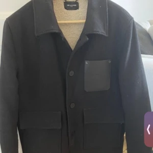 Svart jacka från The Kooples - Snygg svart jacka från The Kooples med knappar framtill och en bröstficka. Jackan har en klassisk krage och är perfekt för kyligare dagar. Jackan är köpt i Paris till ett värde på ca 6000kr men säljs nu pga att jag växt ur den. Pris kan diskuteras vid snabb affär