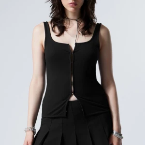 Svart ärmlös topp med knappar - Snygg svart ärmlös topp med knappar framtill. Aldrig använd!! 