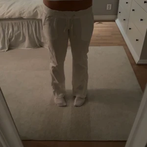 Vita Roxy linnebyxor  - Säljer ett par jättefina vita linnebyxor från Roxy! Är lite korta på mig som är runt 170, skulle tro att dom passar någon som är mellan 165-168 cm!💕hör av er vid frågor eller annat!