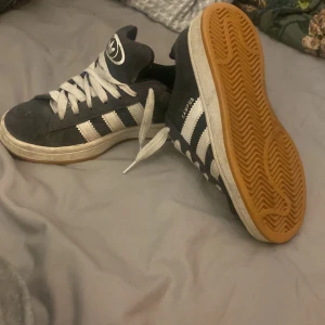 Säljer mina adidas campus då dom är för små för mig - Adidas campus stl 36  Original snören/svarta snören ingår på köpet även dom som sitter på 