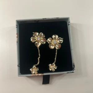 Ioaku örhängen  - Säljer dessa la fleur örhängen då de har ej kommit till användning. Använt minst 3 gånger. De har tagits väl hand om. Den har inga defekter eller slitage. Ordinarie pris 600kr, mitt pris 350kr 💕