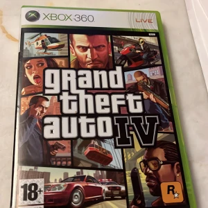 Grand Theft Auto IV för Xbox 360 - Säljer Grand Theft Auto IV för Xbox 360. Spelet kommer i originalförpackning med manual och skiva. Upplev spänningen i Liberty City med denna klassiska titel från Rockstar Games. Perfekt för samlare eller fans av serien.