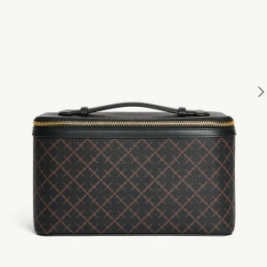 Necessär från By Malene Birger - Snygg och praktisk necessär i mörkt mönstrat material med guldfärgad dragkedja. Perfekt för att organisera dina tillhörigheter. Inkluderar en mindre matchande väska inuti. Nypris 2800kr