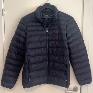 Ralph Lauren jacka  - Köptes i oktober och har inte använts mer än 2 gånger. Tyvärr kände jag lite för sent att det var för liten och gick tyvärr inte att skicka tillbaka. Därför säljer jag en i princip helt ny jacka för väldigt bra pris då nypriset ligger på 4000 kr. Storlek S