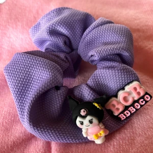 Lila scrunchie med Kuromi! - Fin elastisk lila scrunchie med Kuromi. Ny! 