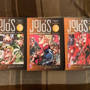JoJo's Bizarre Adventure: Golden Wind - Säljer tre volymer av 'JoJo's Bizarre Adventure: Golden Wind' av Hirohiko Araki. Volymer 1, 2 och 3. Perfekt för mangaälskare och samlare! kan träffas upp i T-Centralen 