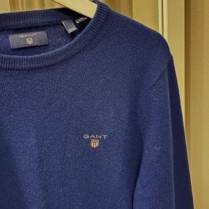 Blå tröja från Gant  - Säljer denna blå tröjan från Gant. Använd ett fåtal gånger och i fint skick. Storlek M