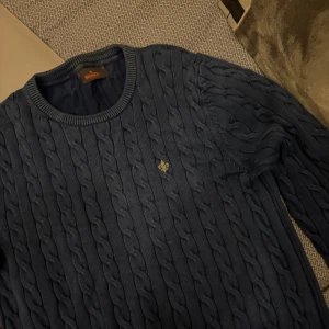 Blå kabelstickad tröja från Morris  - Säljer denna blå tröja från Morris. Storlek S😁