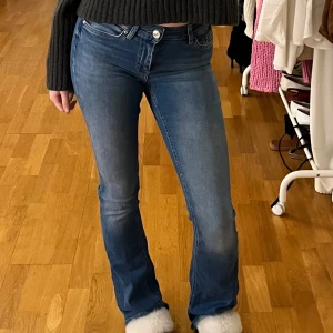 Blå bootcut jeans från ONLY - Supersnygga bootcut jeans! De är mellanblå/mörkare blå i färgen och är bootcut 🌸 superfint skick trots använda. Storlek XS längd 32. Funkar ändå hyfsat i längden på mig som är 163 cm. Från ONLY