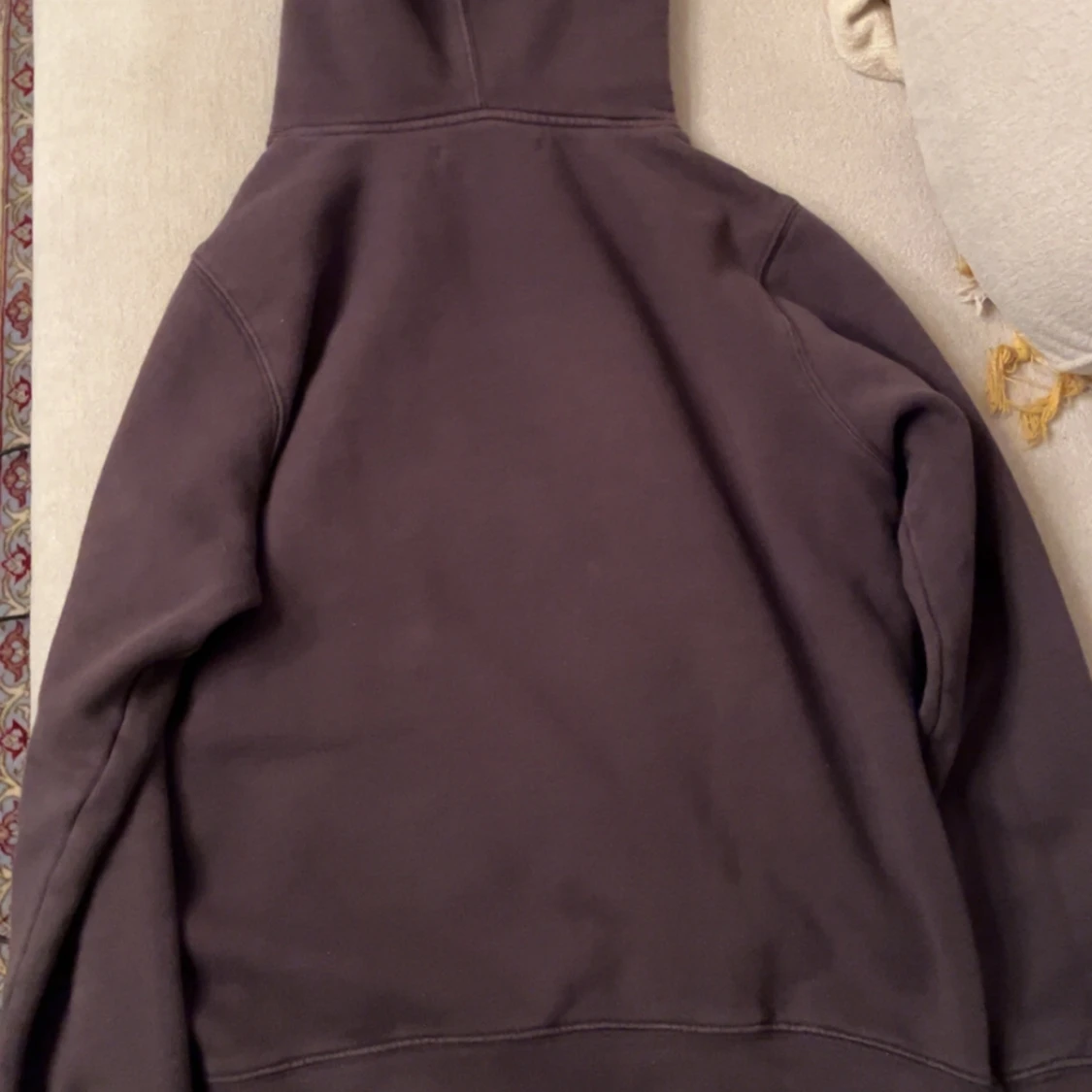 Mörkbrun identity hoodie med rött tryck - 92