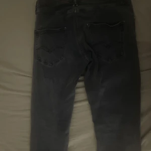 Replay jeans slim fit - Säljer ett par replay super slim ( sitter som normala slim) De riktigt feta och i ett stretch material Nypris 1500 Ganska bra skick men de har ett litet hål som man knappt kan se, sitter typ vid gylfen på bild 2. Dm för frågor eller fler bilder
