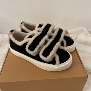 Inuikki Shearling Low Velcro sneakers - Inuikki sneakers Shearling Low Velcro i svart, helt nya, aldrig använda då dom inte passade. Slutsålda på hemsidan. Kan också mötas upp i Sthlm 💕💕