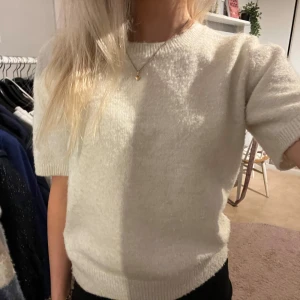 Stickad t-shirt H&M - Säljer en super söt stickad benvit t-shirt från H&M! 💗 lite nopprig men absolut inget man tänker på direkt! 