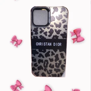 Mobilskal med leopardmönster - Snyggt mobilskal med leopardmönster för iPhone 12. Aldrig använd 🥰Påse 8 (detta är bara för min del så jag vet vart jag lagt alla saker i)