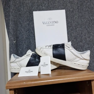 Valentino opens stl 42 - Stö 42 bra skick behövs bara tvättas.  Säljes pga vill skaffa något nytt. Tar även imot byten annnars säljes för 1900. Priset är inte hugget i sten. Box medföljs. Skriv on ni vill ha bättre bilder eller vid minsta lilla fråga.