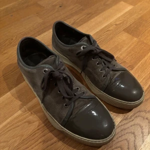 Lanvins  - Säljer dessa gråa Lanvins då de inte används längre. Dom är rätt så använda och därmed lite slitna, därav priset. Dom är i storlek 42 men passar även 43. Pris går att diskutera